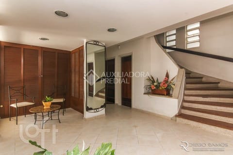 Image 17 - 228030